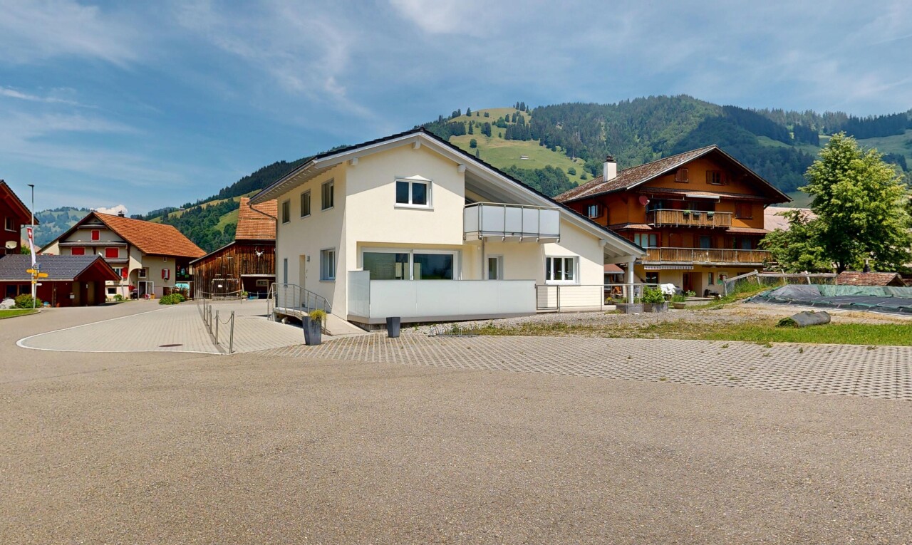 außenansicht mit balkon, mountain view, blick auf die berge, und day time