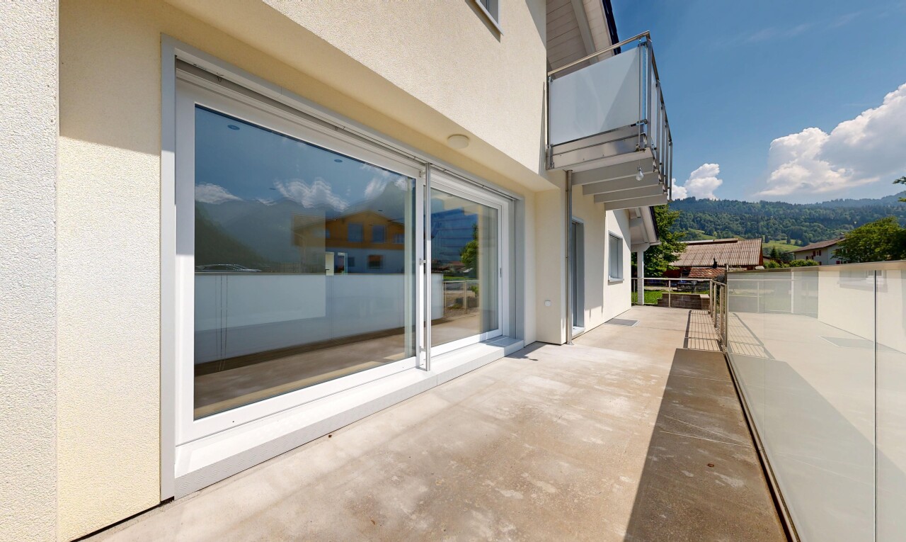terrasse mit day time und balkon