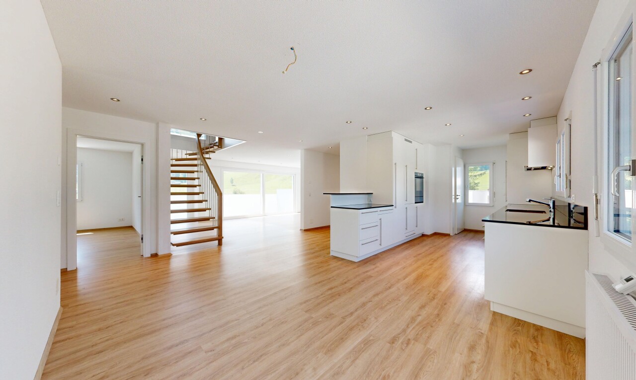 küche mit wood finish stairs, arbeitsplatten, dark countertops, wood finish floor, und holzfußboden