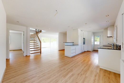 küche mit wood finish stairs, arbeitsplatten, dark countertops, wood finish floor, und holzfußboden