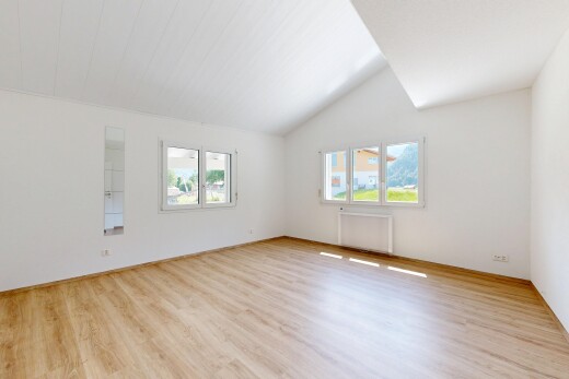 leerer raum mit vaulted ceiling, dachschräge, natürliches licht, drywall, und gipskartonwand