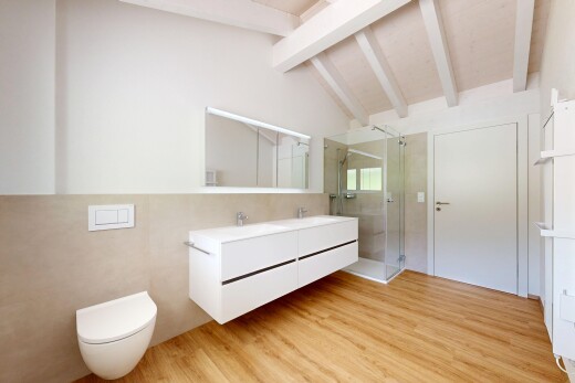 bad mit dusche, doppelwaschtisch, komplettes badezimmer, beamed ceiling, und balkendecke