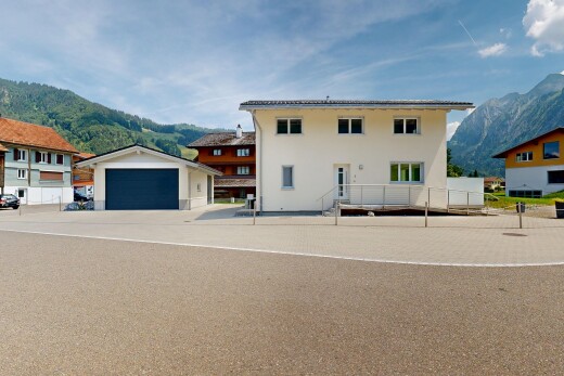 außenansicht mit mountain view, blick auf die berge, außenansicht, freistehende garage, und day time