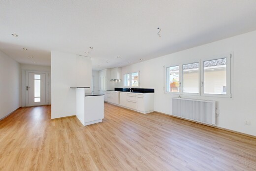 leerer raum mit natürliches licht, kühler, drywall, gipskartonwand, und wood finish floor