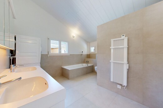 bad mit komplettes badezimmer, bad, waschbecken, vaulted ceiling, und dachschräge