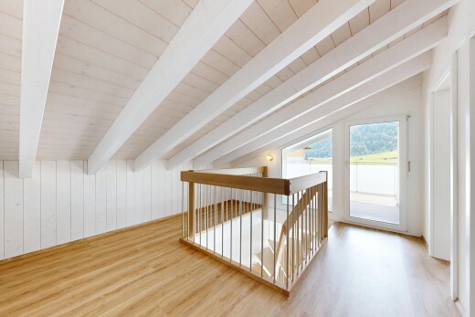 leerer raum mit vaulted ceiling, dachschräge, low ceiling, niedrige decke, und treppen
