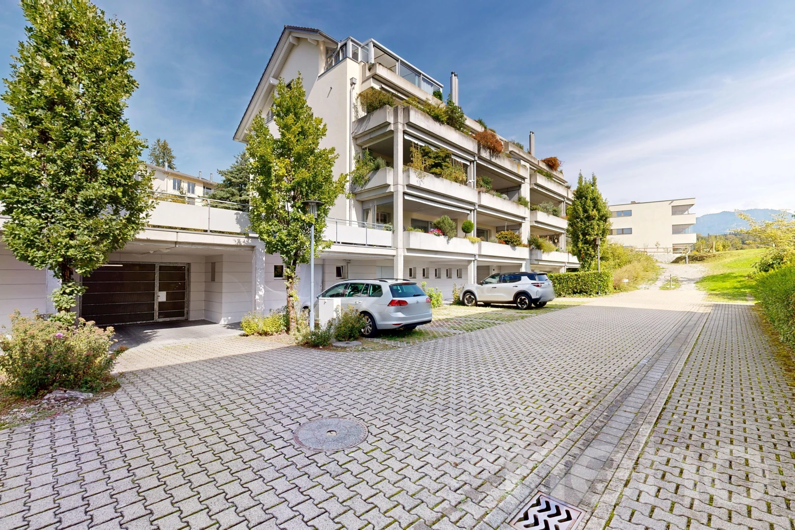 view of apartment building / complex