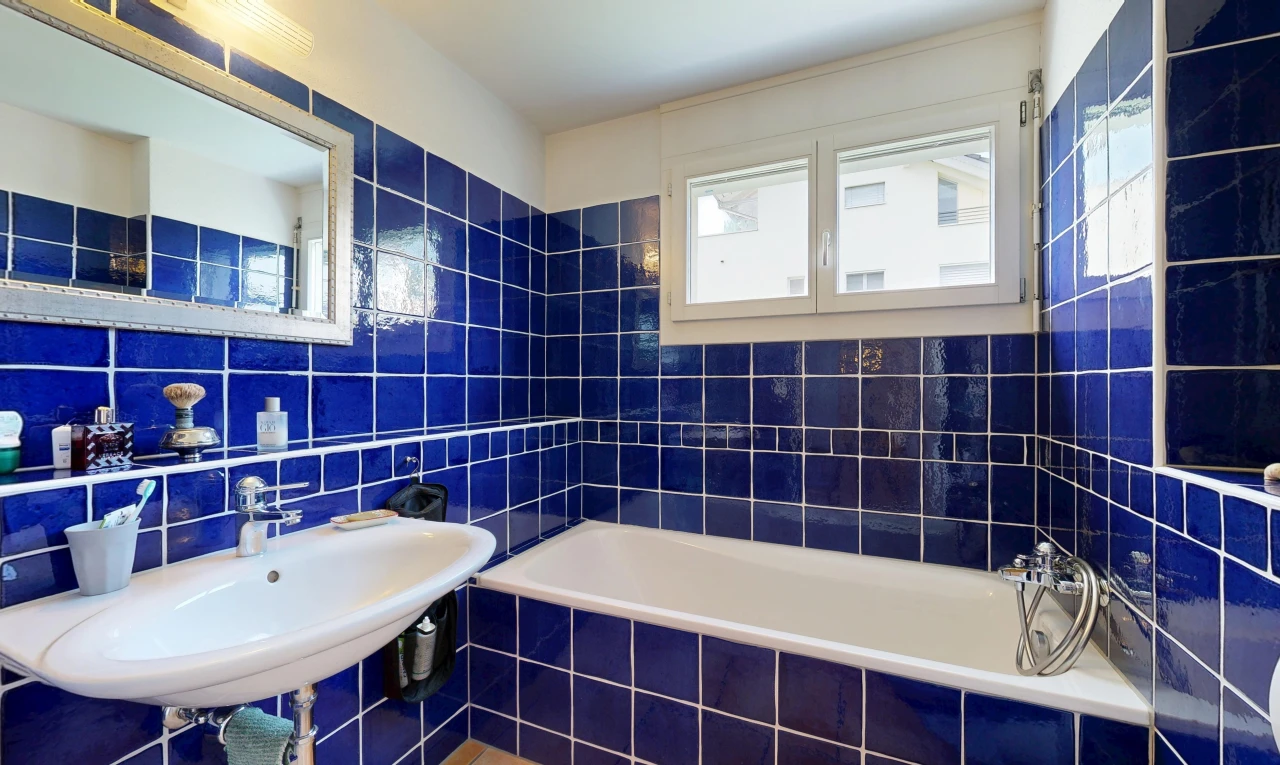 bathroom with tile walls and tiled shower / bath combo