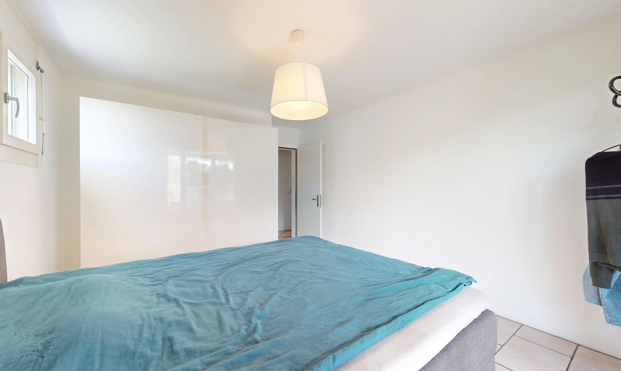 room featuring decorative light fixtures and light tile patterned floors