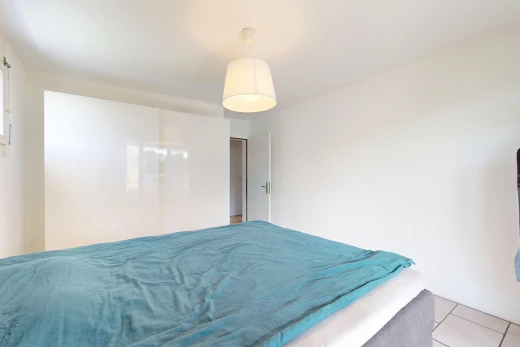 room featuring decorative light fixtures and light tile patterned floors