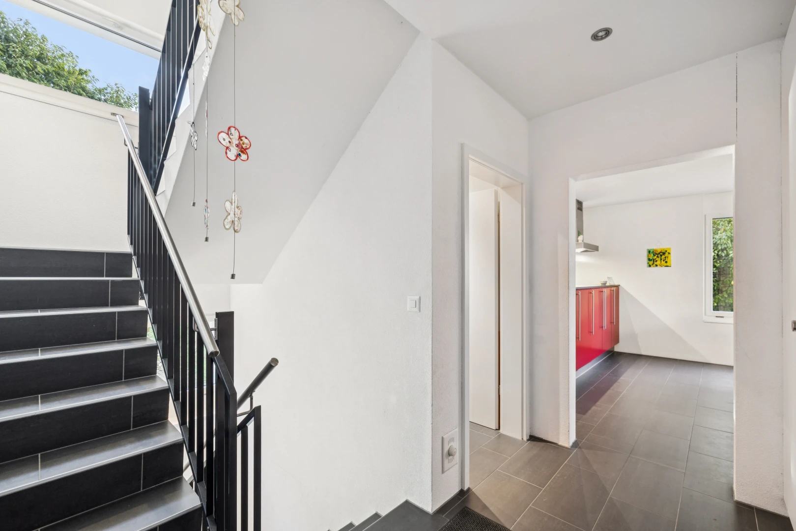 treppe mit treppen, drywall, gipskartonwand, dark floor, und other stairs
