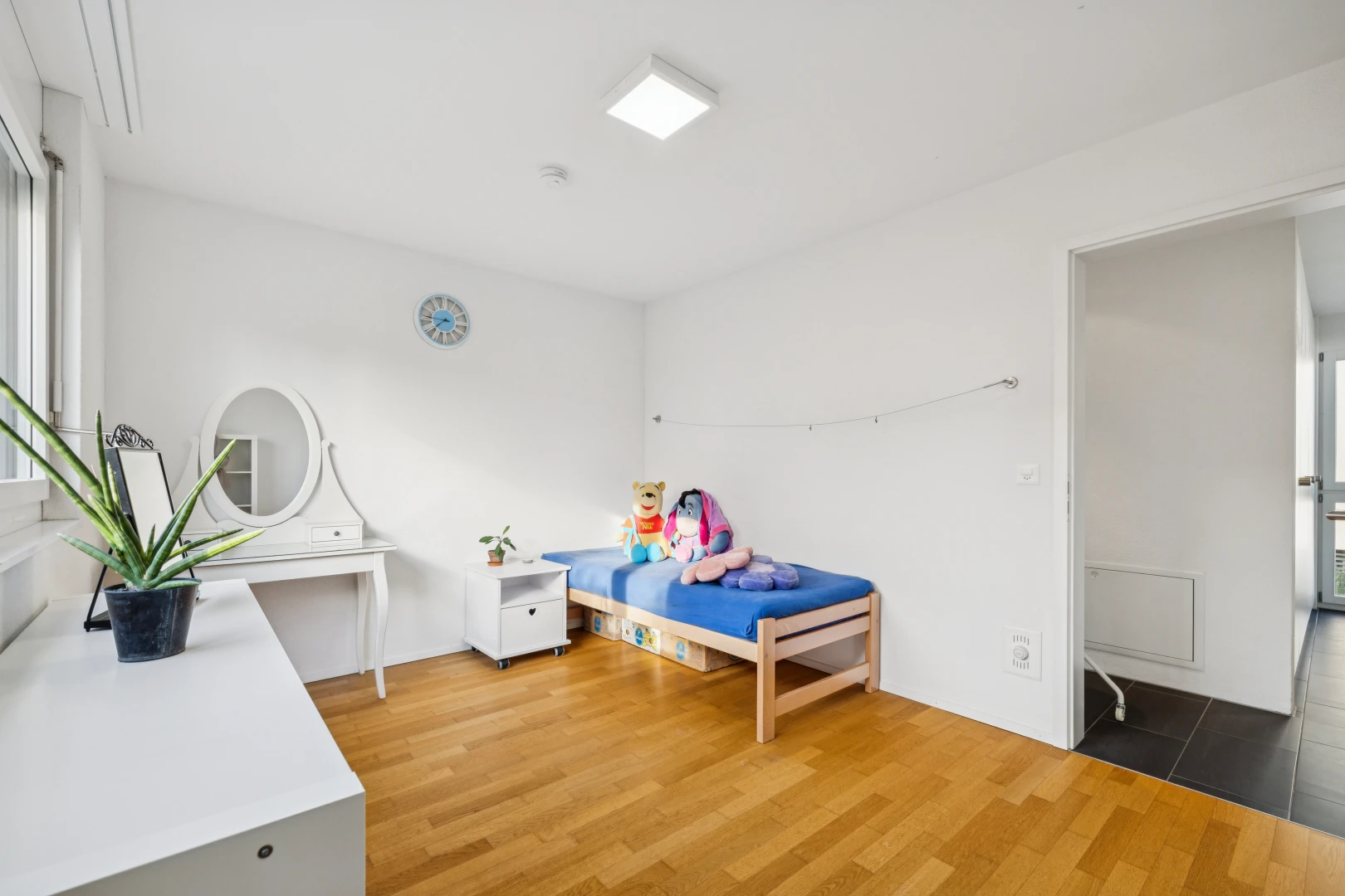 zimmer / schlafzimmer mit gipskartonwand, drywall, inside property, holzfußboden, und wood finish floor