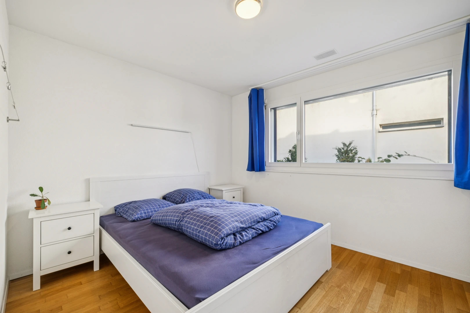 zimmer / schlafzimmer mit drywall, gipskartonwand, wood finish floor, holzfußboden, und inside property