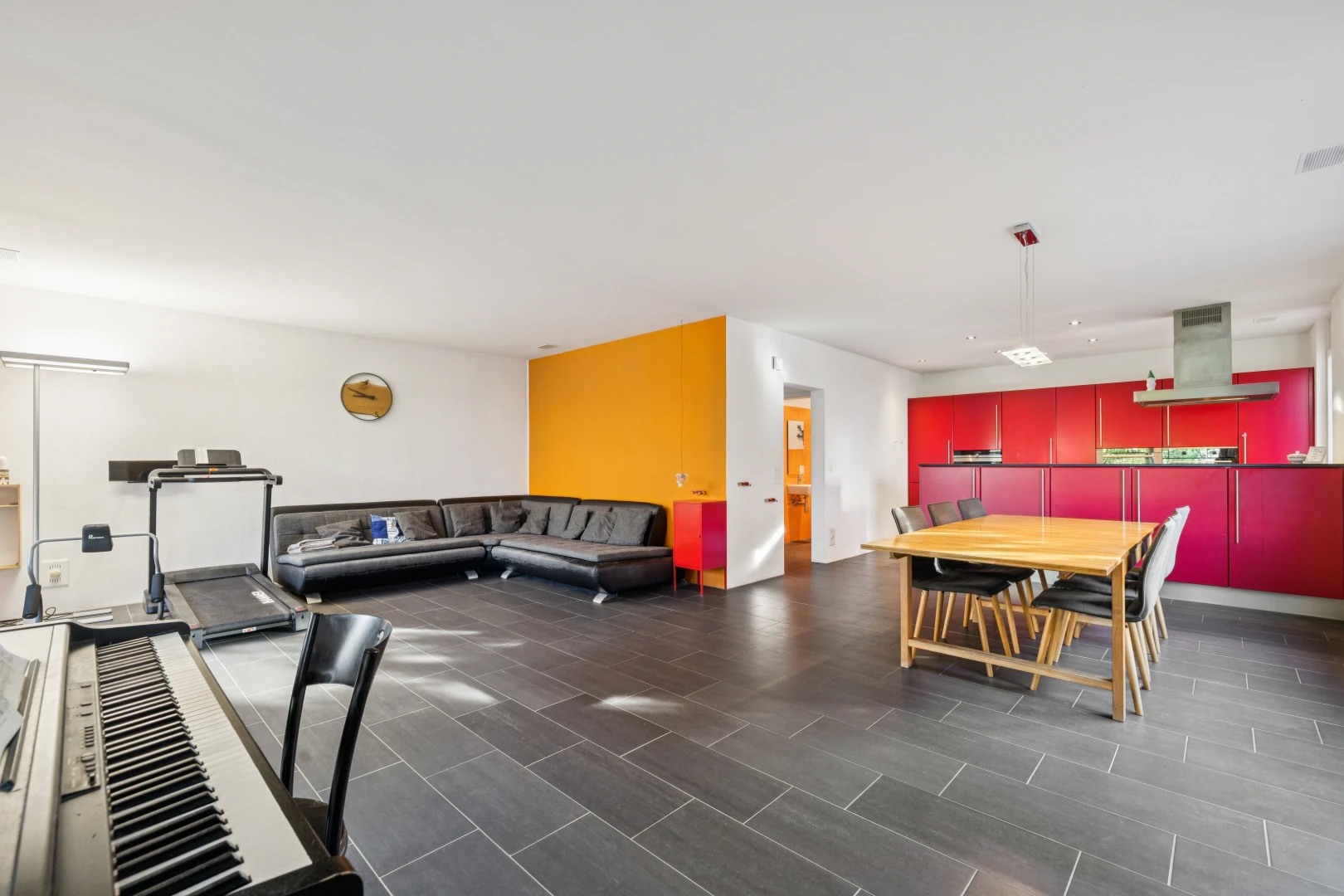 wohn- / esszimmer mit drywall, gipskartonwand, dark floor, und inside property