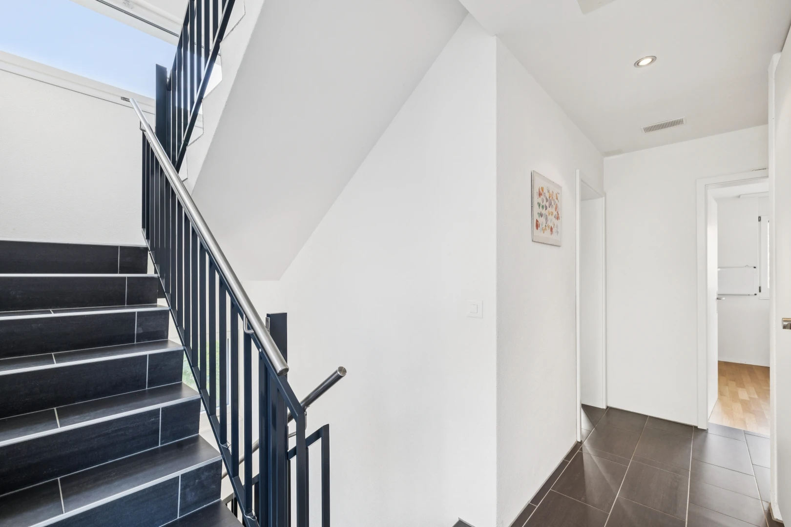 treppe mit drywall, gipskartonwand, einbauleuchten, inside property, und dark floor