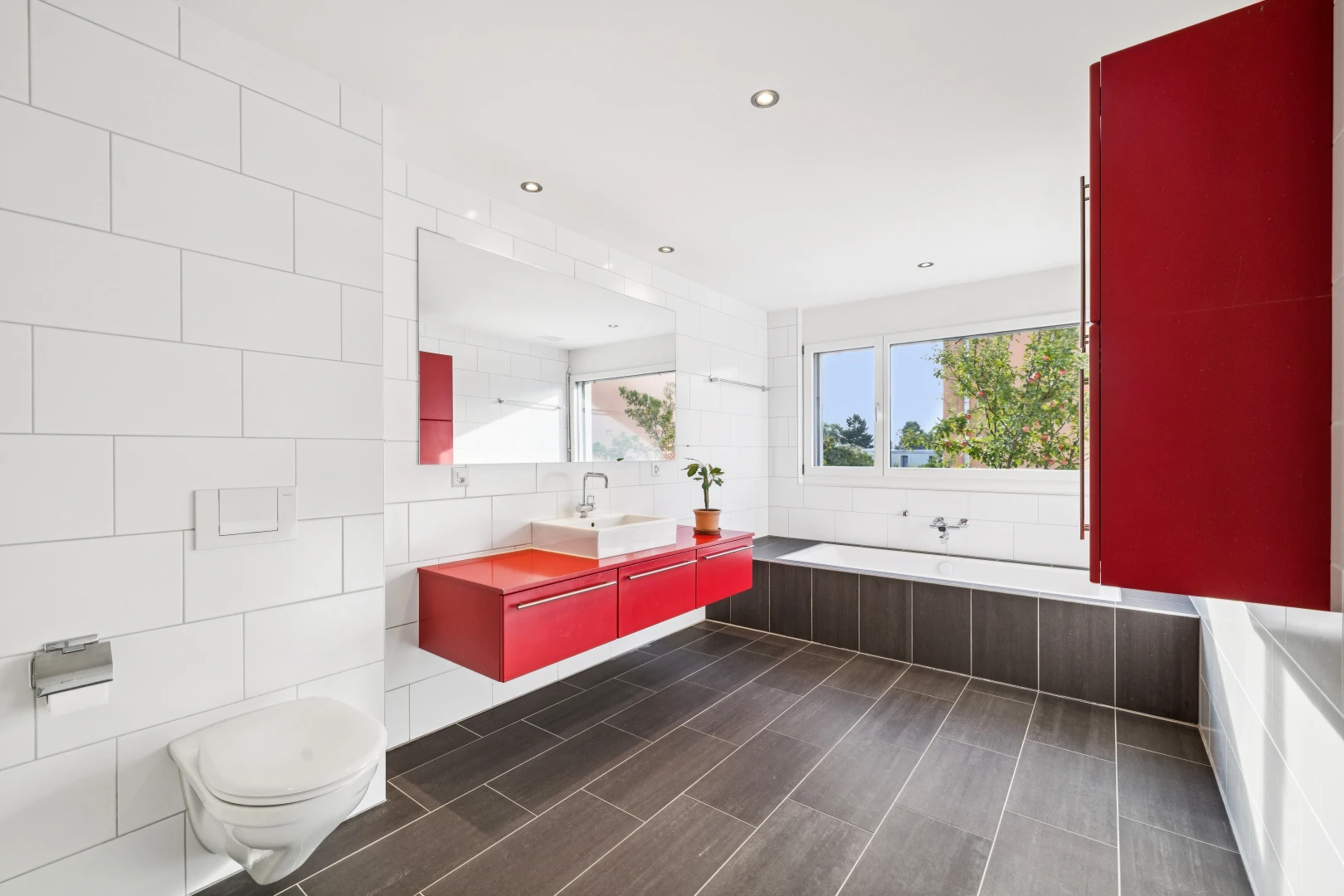 bad mit komplettes badezimmer, einbauleuchten, schminktisch, bad, und tile wall