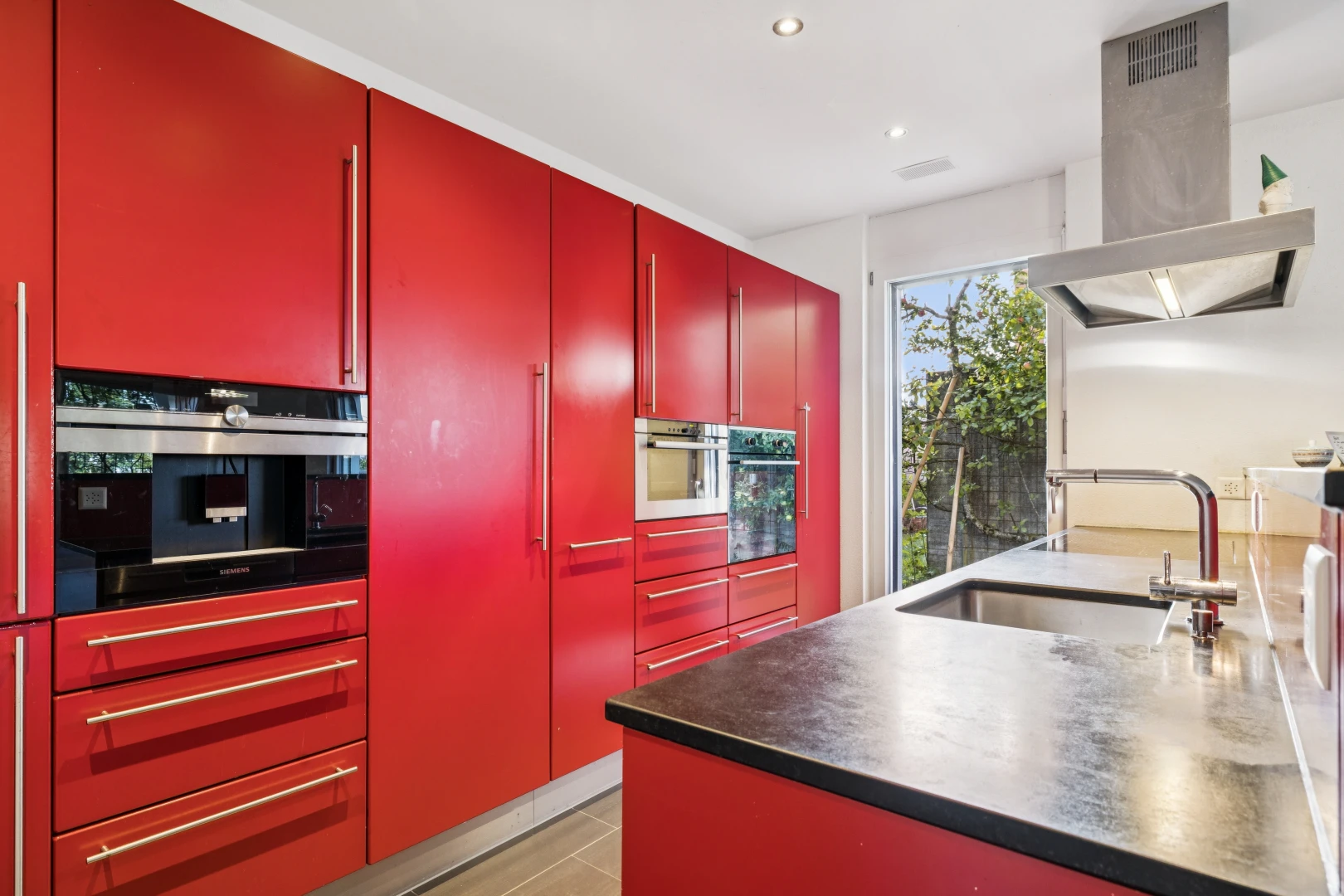 küche mit dunstabzugshaube, waschbecken, red cabinets, rote schränke, und einbauleuchten