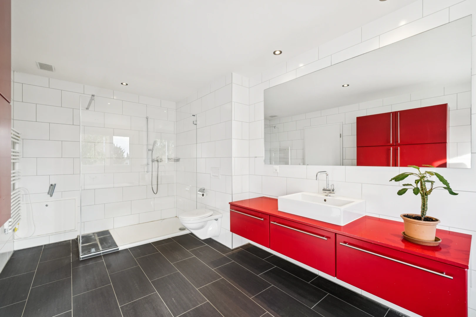 bad mit tile wall, fliesenwand, komplettes badezimmer, dusche, und schminktisch