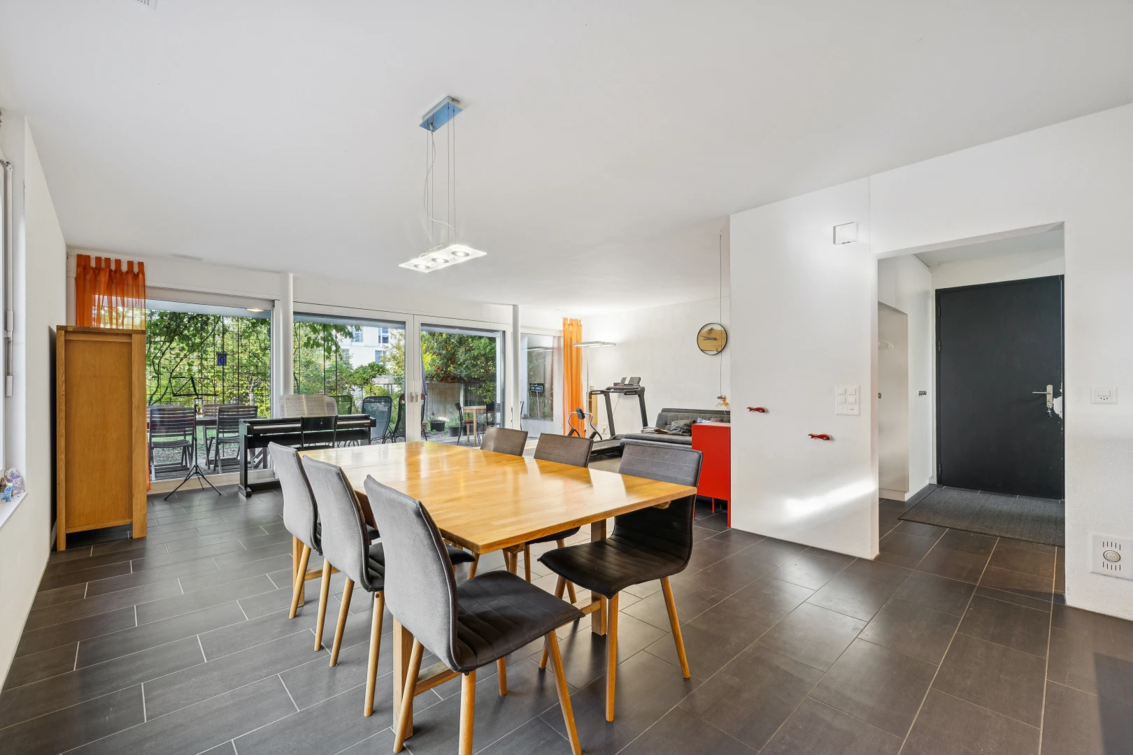 esszimmer mit drywall, gipskartonwand, außenzugang, inside property, und dark floor