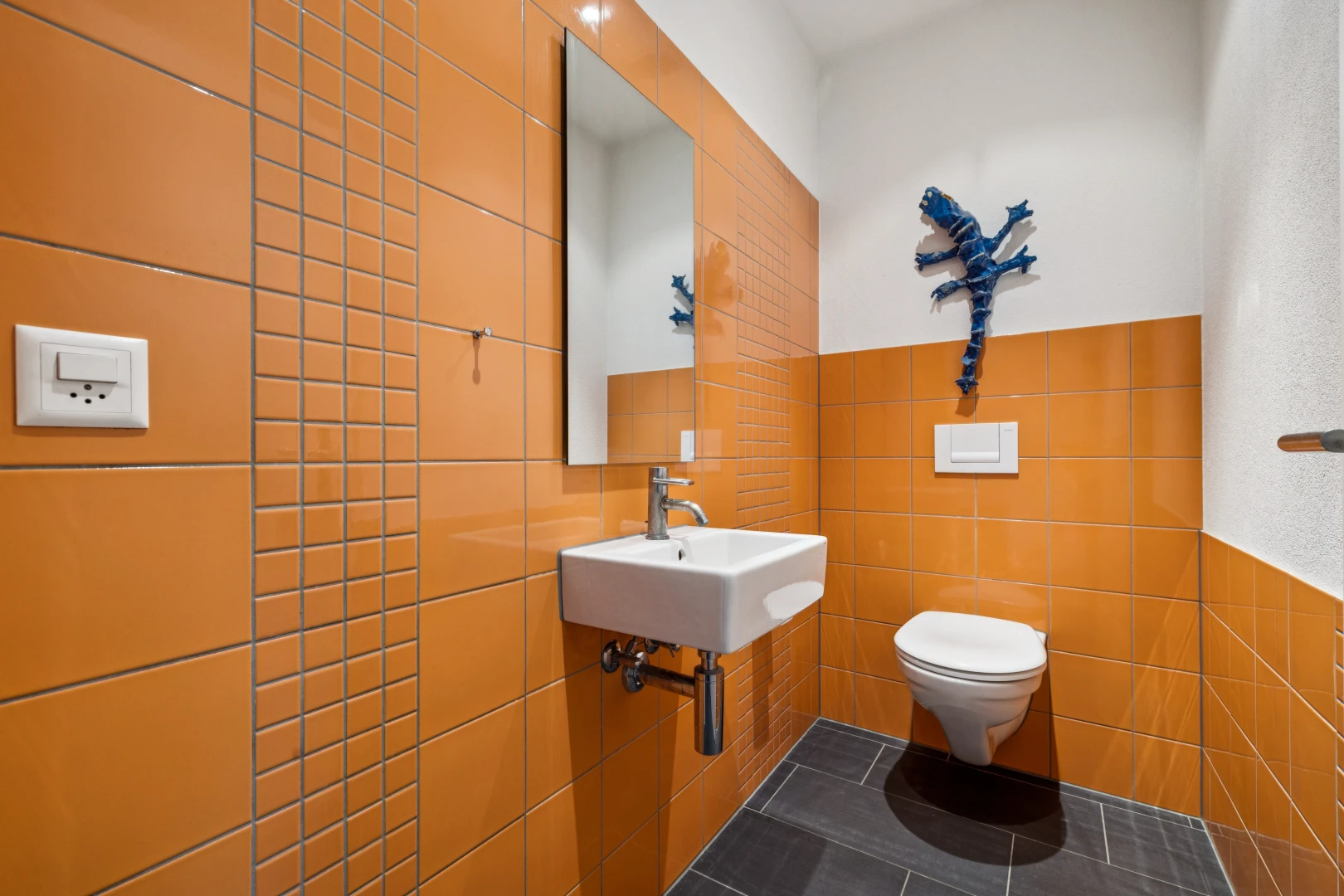 bad mit tile wall, fliesenwand, spiegel, gäste-wc, und wainscot wall