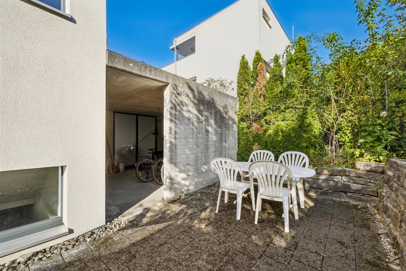 terrasse mit terrasse, essbereich im freien, from property, und day time