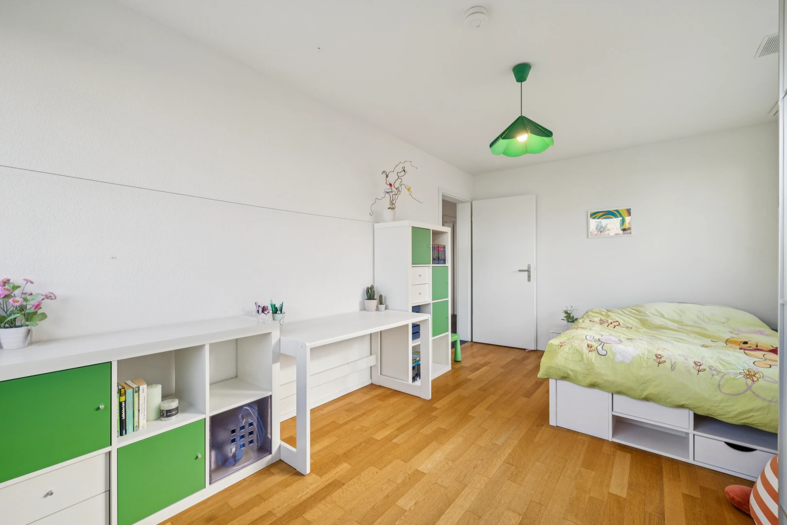 zimmer / schlafzimmer mit pendelleuchte, drywall, gipskartonwand, wood finish floor, und holzfußboden
