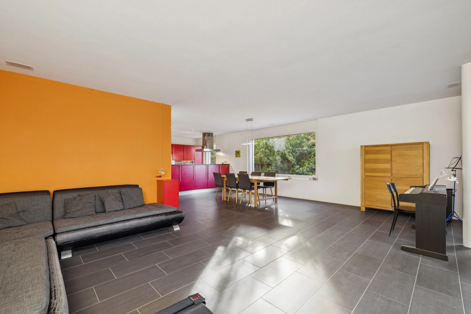 wohn- / esszimmer mit drywall, gipskartonwand, dark floor, natürliches licht, und inside property