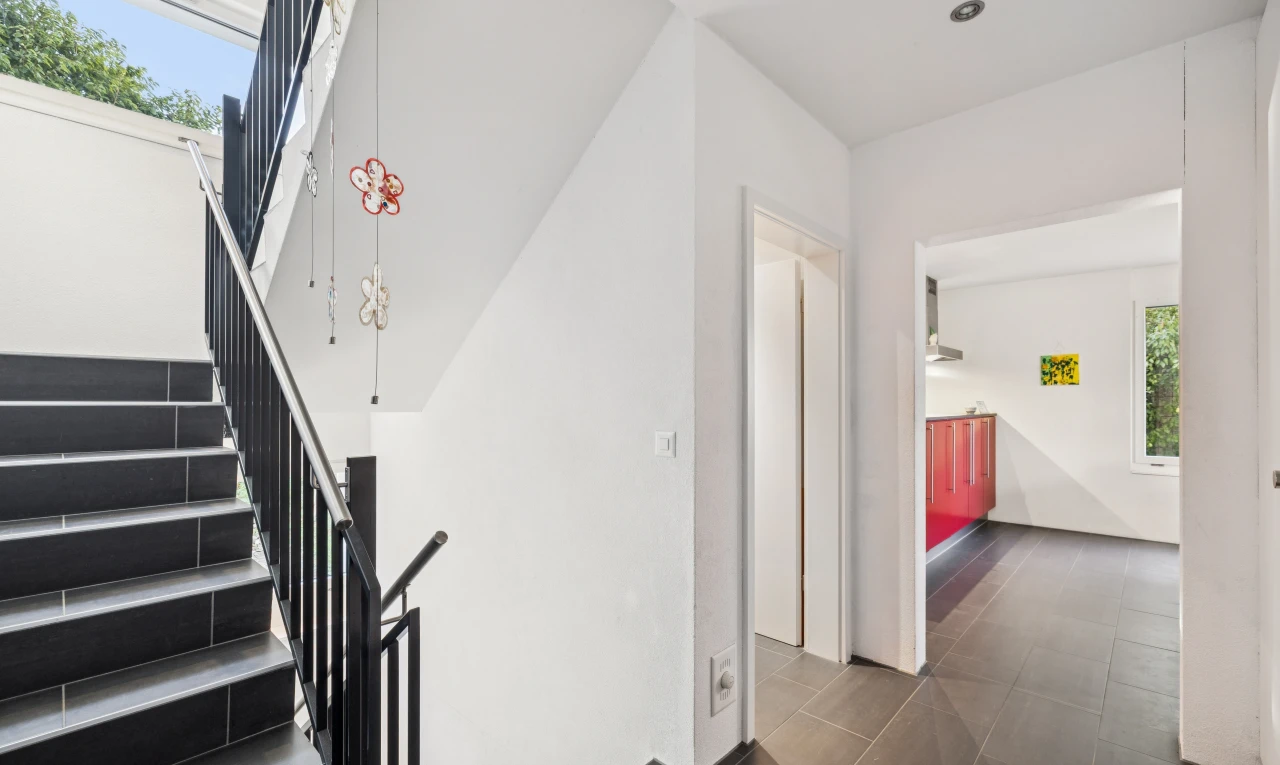 treppe mit treppen, drywall, gipskartonwand, dark floor, und other stairs