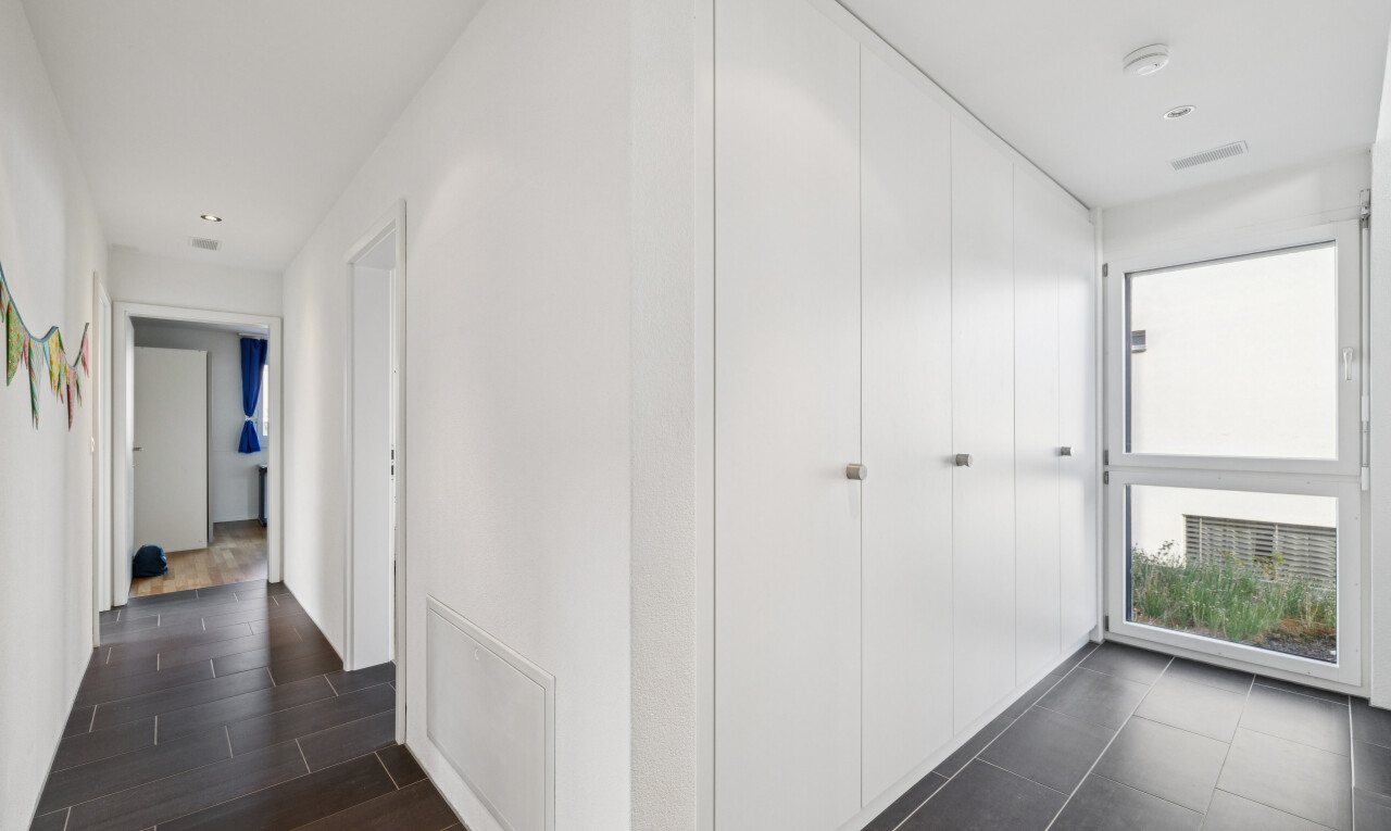corridor featuring recessed lighting and a closet