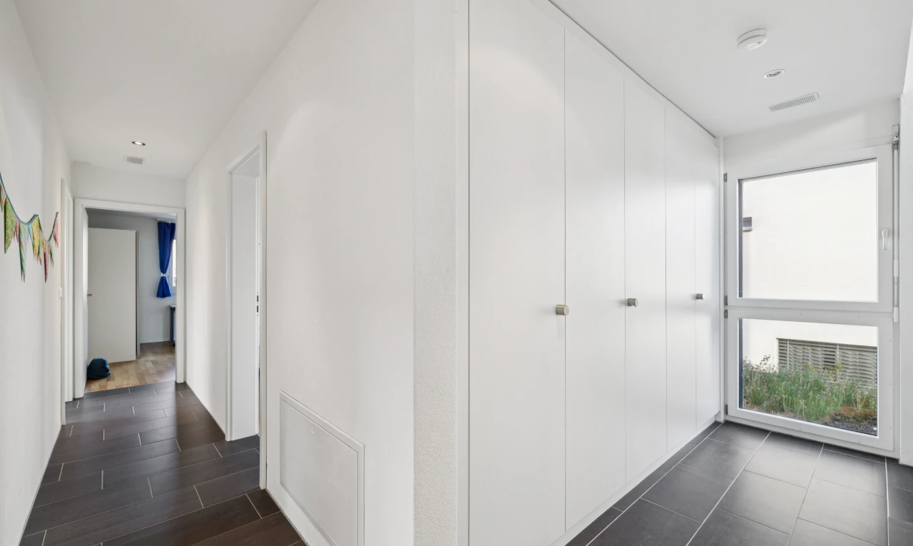 halle / korridor mit inside property, dark floor, einbauleuchten, kleiderschrank, und drywall