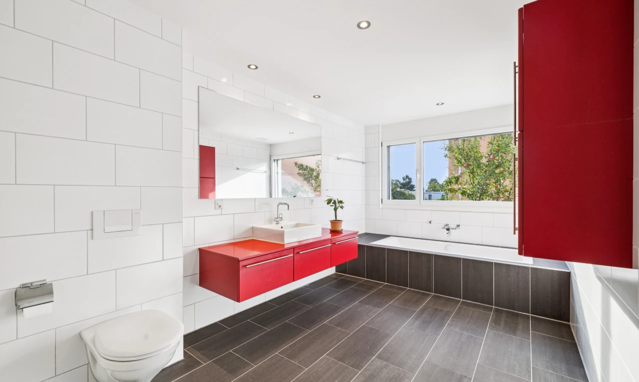 bad mit komplettes badezimmer, einbauleuchten, schminktisch, bad, und tile wall