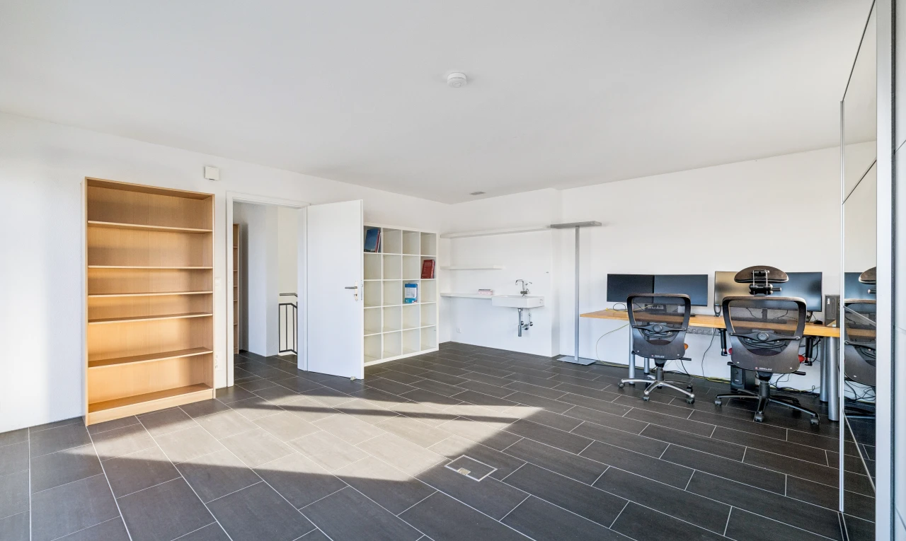 büro mit drywall, gipskartonwand, dark floor, und fernseher