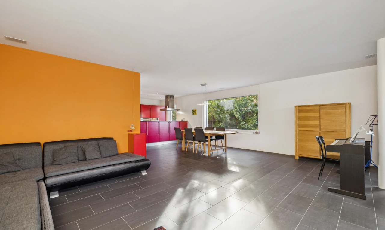 wohn- / esszimmer mit drywall, gipskartonwand, dark floor, natürliches licht, und inside property