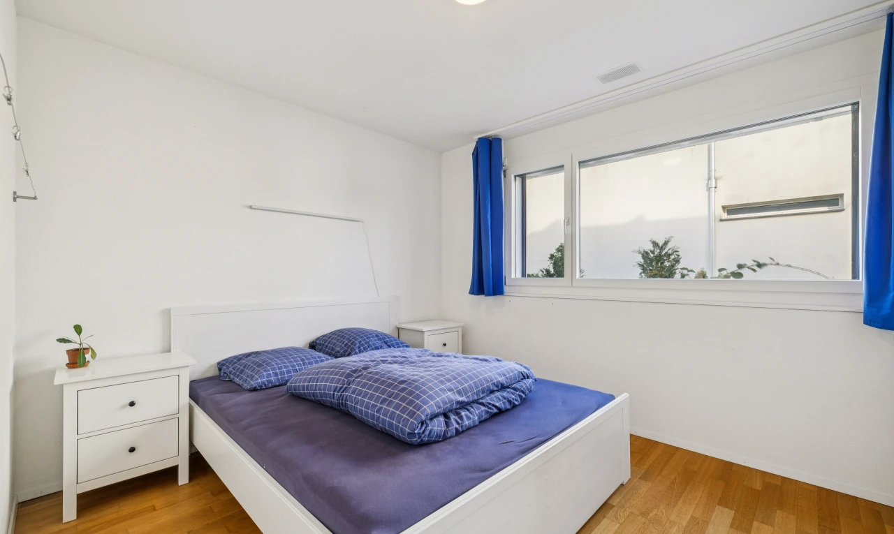 zimmer / schlafzimmer mit drywall, gipskartonwand, wood finish floor, holzfußboden, und inside property