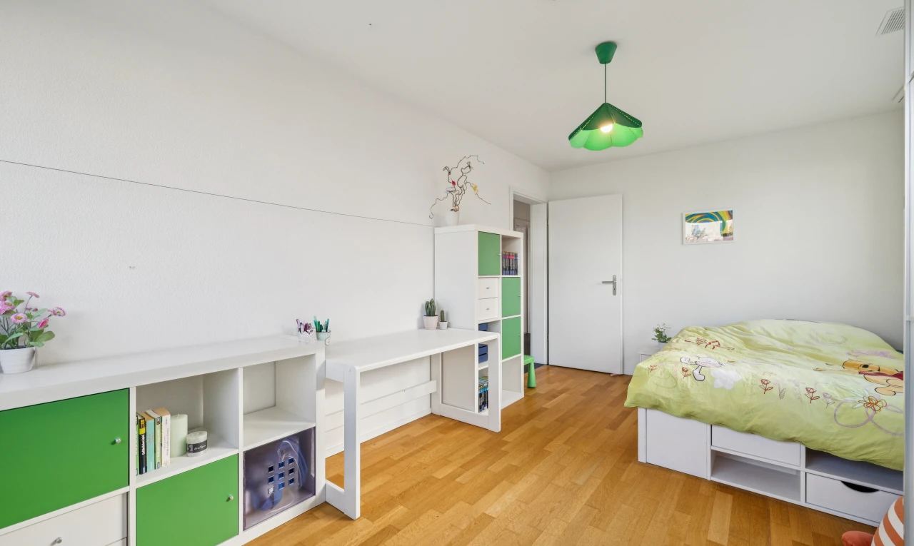 zimmer / schlafzimmer mit pendelleuchte, drywall, gipskartonwand, wood finish floor, und holzfußboden