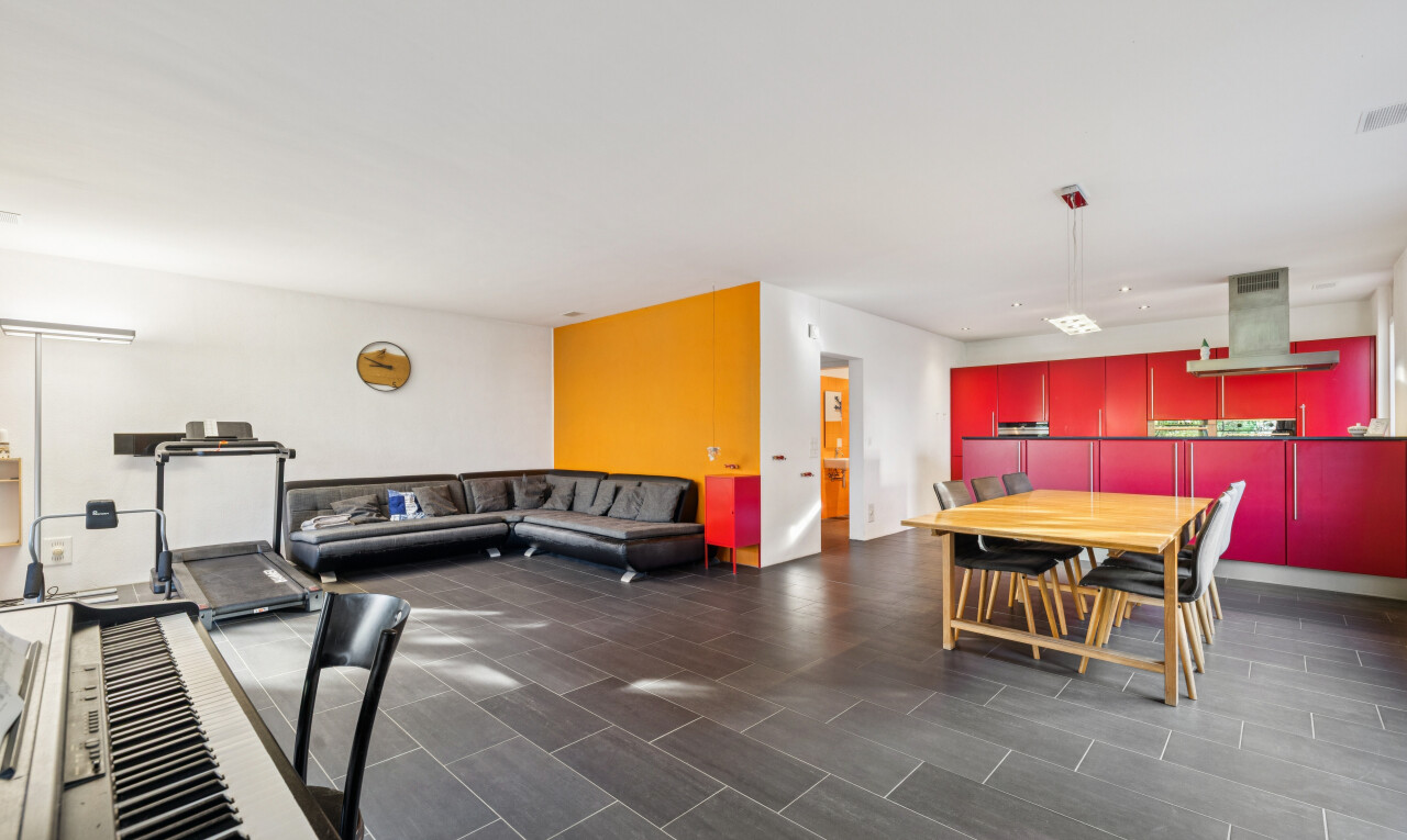 wohn- / esszimmer mit drywall, gipskartonwand, dark floor, und inside property