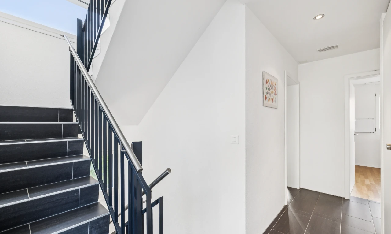 treppe mit drywall, gipskartonwand, einbauleuchten, inside property, und dark floor
