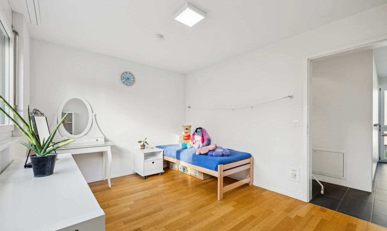 zimmer / schlafzimmer mit gipskartonwand, drywall, inside property, holzfußboden, und wood finish floor