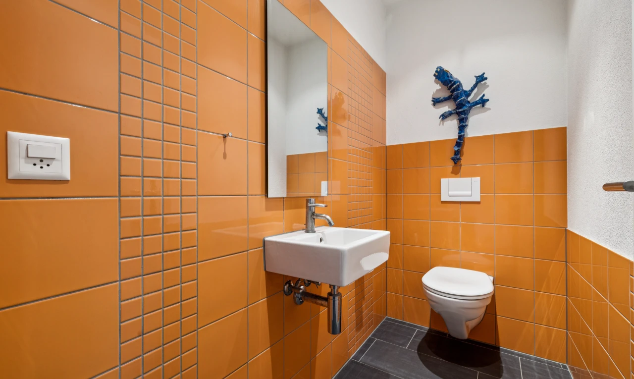 bad mit tile wall, fliesenwand, spiegel, gäste-wc, und wainscot wall