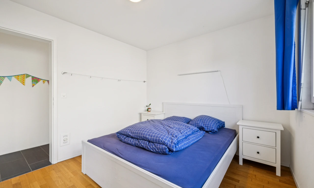 zimmer / schlafzimmer mit gipskartonwand, drywall, holzfußboden, wood finish floor, und inside property