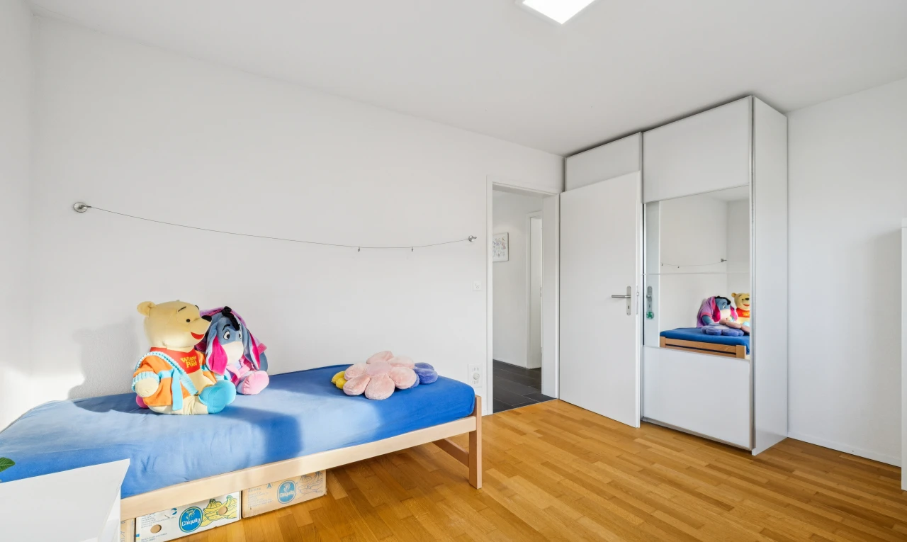 zimmer / schlafzimmer mit drywall, gipskartonwand, wood finish floor, holzfußboden, und inside property