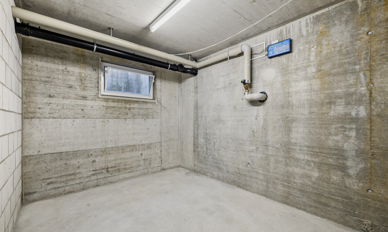 empty room featuring unfinished concrete floors
