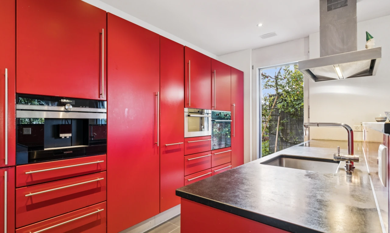küche mit dunstabzugshaube, waschbecken, red cabinets, rote schränke, und einbauleuchten