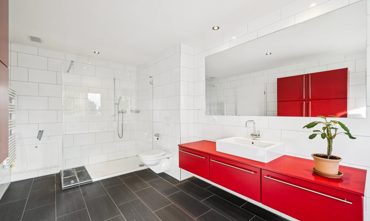 bad mit tile wall, fliesenwand, komplettes badezimmer, dusche, und schminktisch