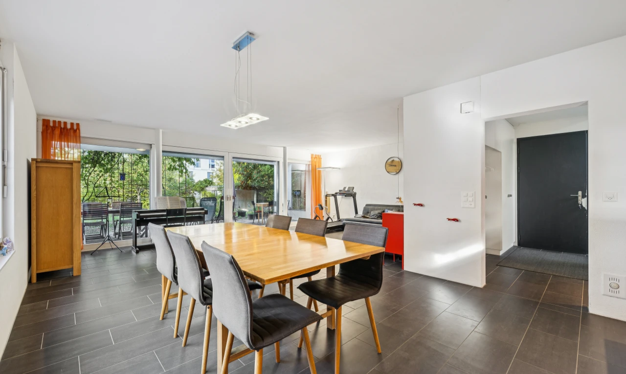 esszimmer mit drywall, gipskartonwand, außenzugang, inside property, und dark floor
