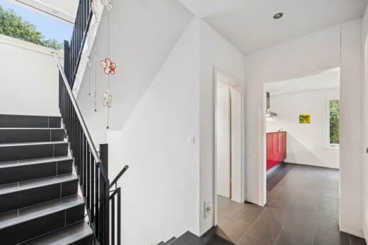 treppe mit treppen, drywall, gipskartonwand, dark floor, und other stairs