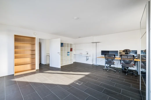 büro mit drywall, gipskartonwand, dark floor, und fernseher