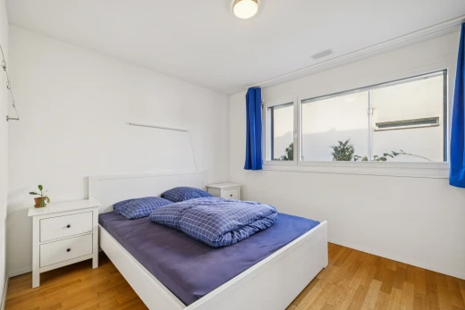 zimmer / schlafzimmer mit drywall, gipskartonwand, wood finish floor, holzfußboden, und inside property