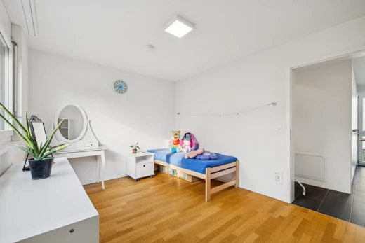 zimmer / schlafzimmer mit gipskartonwand, drywall, inside property, holzfußboden, und wood finish floor