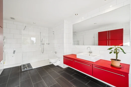 bad mit tile wall, fliesenwand, komplettes badezimmer, dusche, und schminktisch